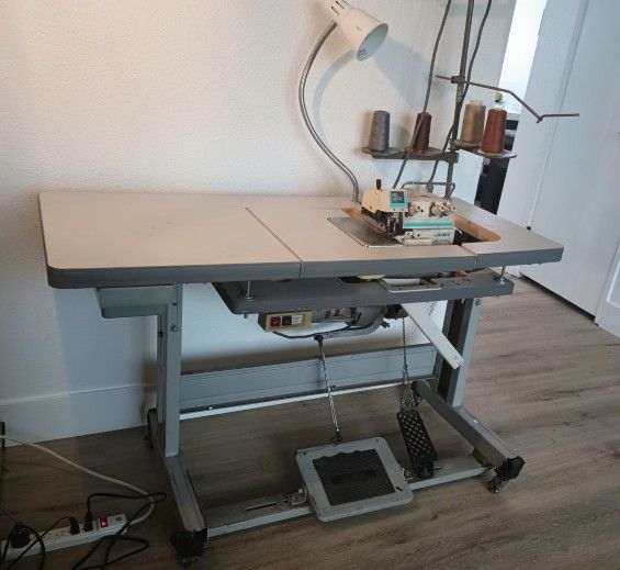 Industrial Sewing Machine Overlock / Merrow. Maquina de coser Overlock