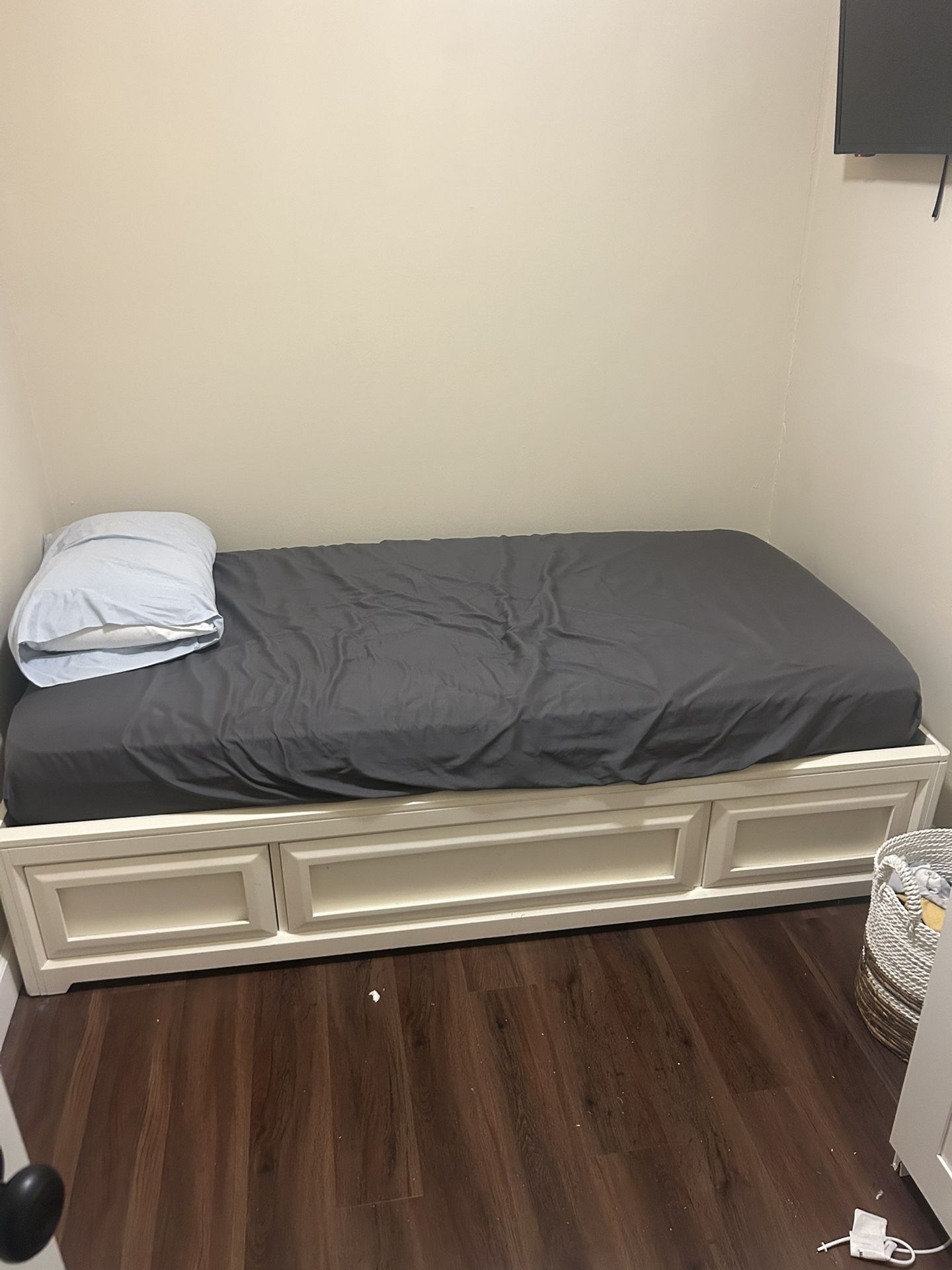 Twin bed
