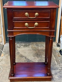 Beautiful Solid Mahogany 2 Drawer Bedside/End Table/Accent Piece