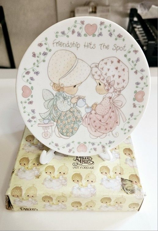 1992 Precious Moments “Friendship Hits The Spot”
4" Floral
Mini Plate w/ Stand
Preowned In Good condition.
Smoke Free Pet Friendly Home.
Pictu