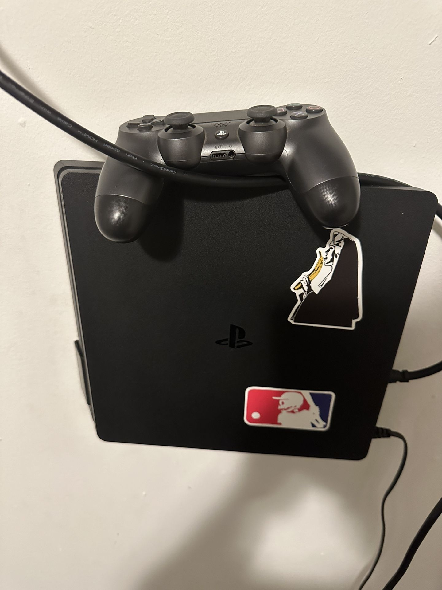 PS4 With Wall Mount 