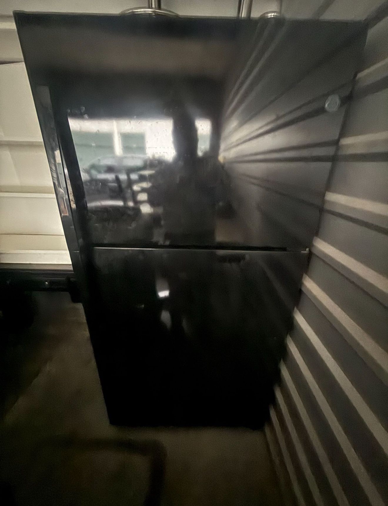 GE 19.1-cu ft Standard-Depth 30-in Wide Top-Freezer Refrigerator ( Black ) ENERGY STAR Certified