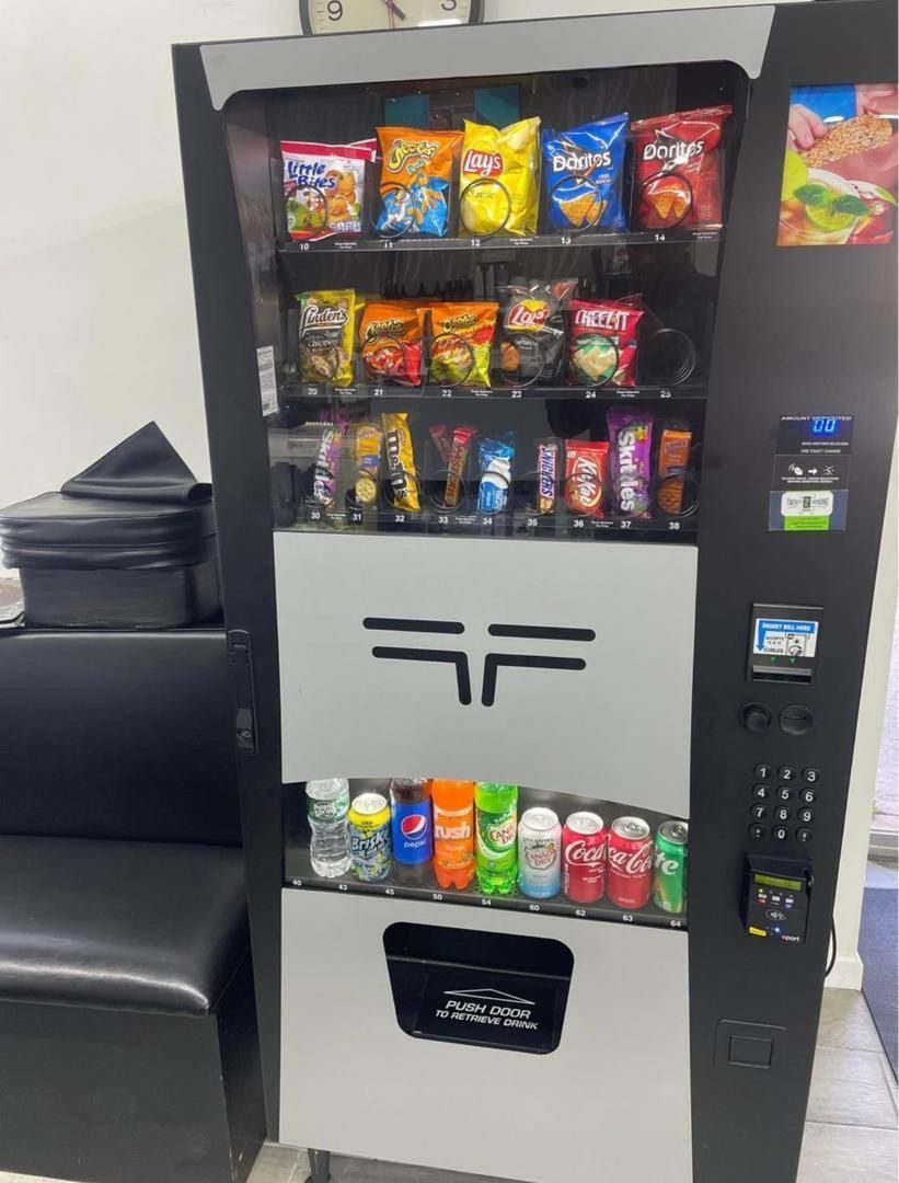 VENDING MACHINE WITH CREDIT CARD READER