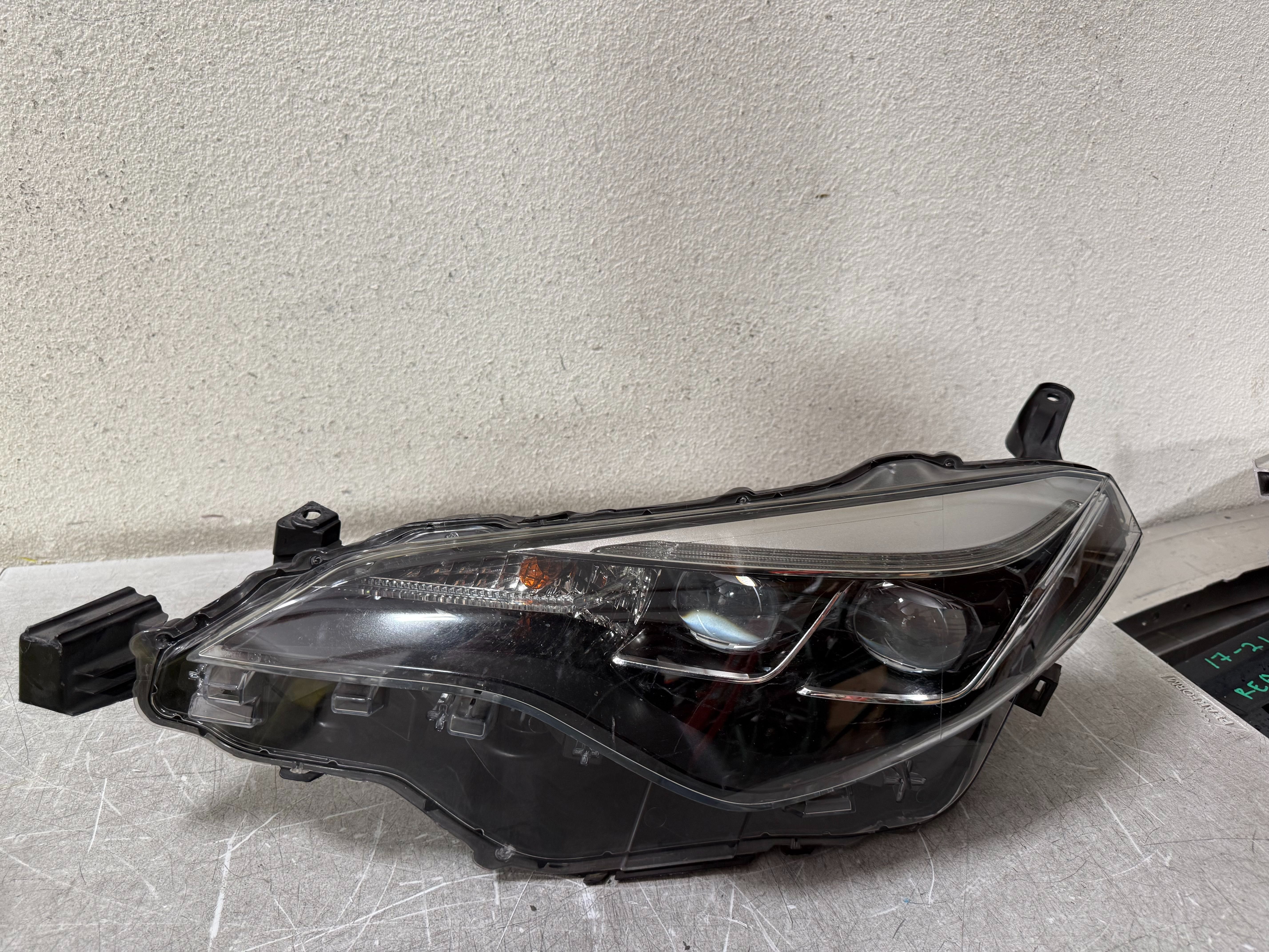 TOYOTA CORROLA LEFT HEADLIGHT 2017