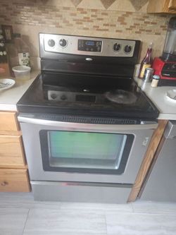 Whirlpool Electric stove great condition dont need anymore used