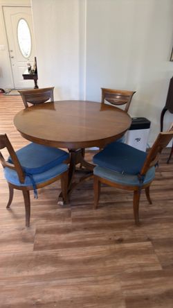 Small round table. Vintage in great shape.