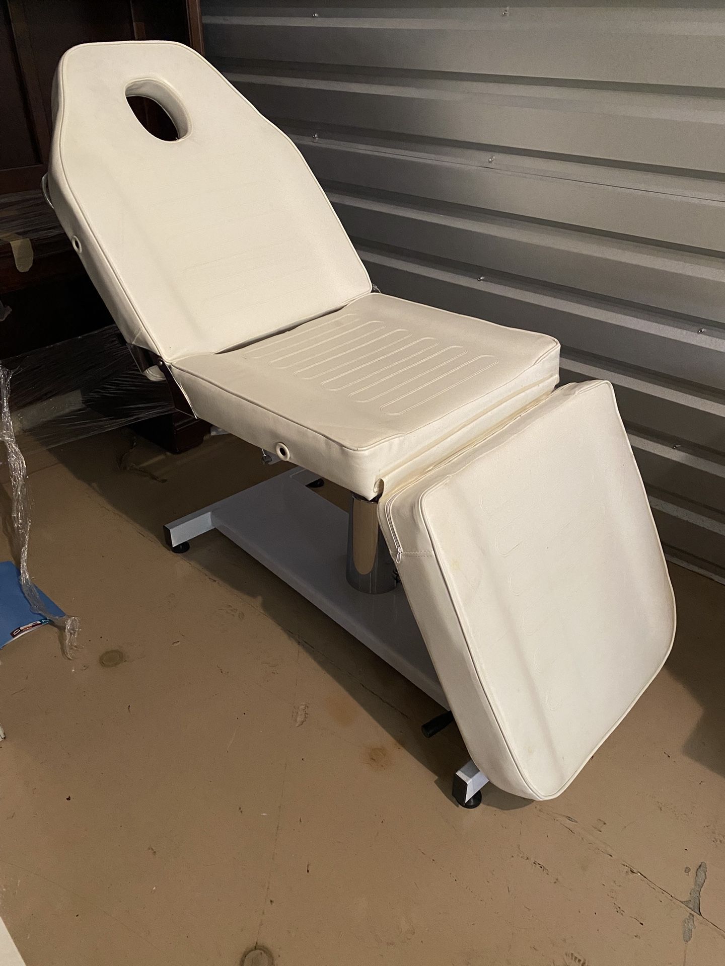 Esthetician Table - Hydraulic Lift