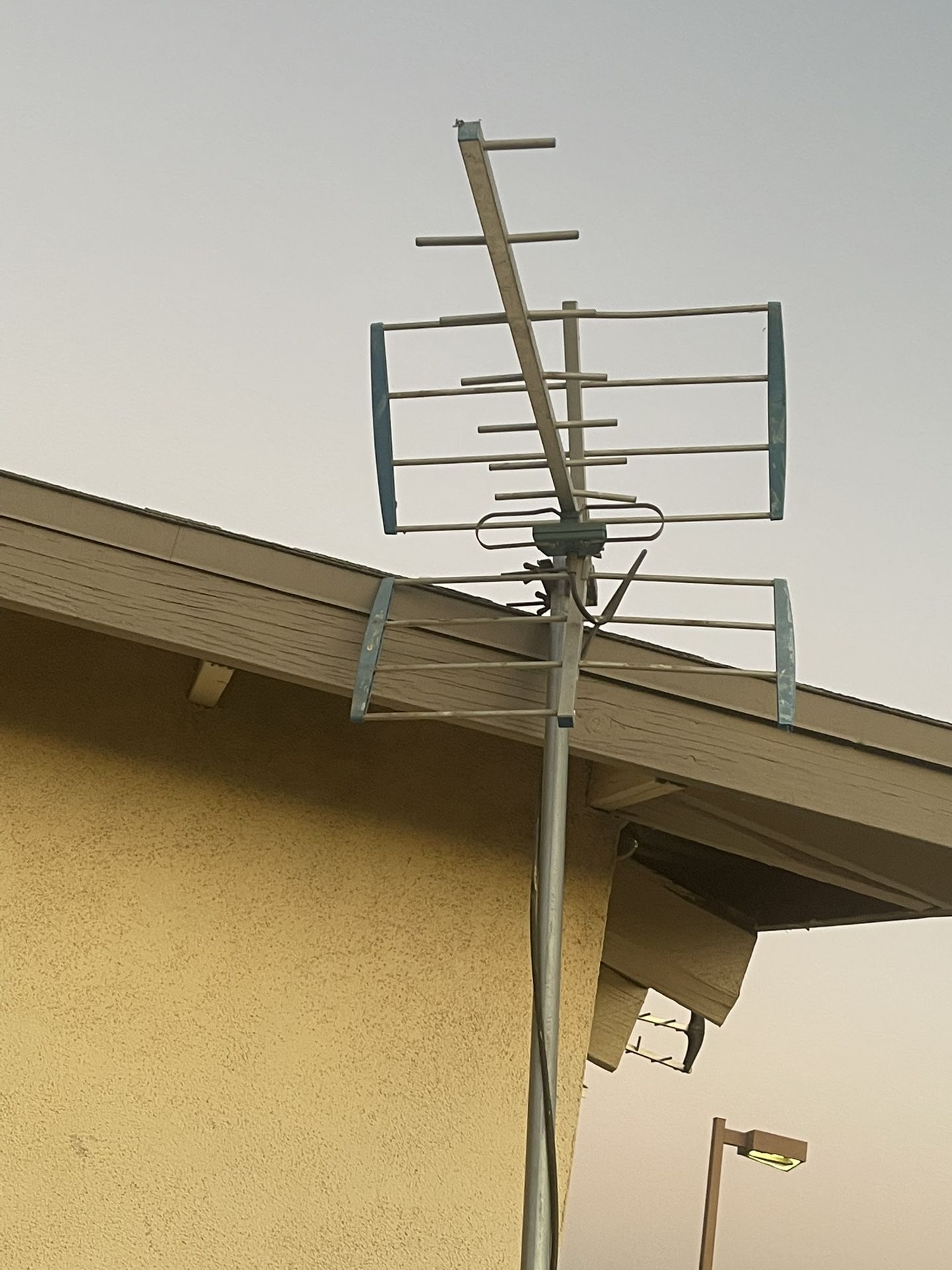 Outdoor Long Range Digital TV Antenna To Watch Free Local Channels