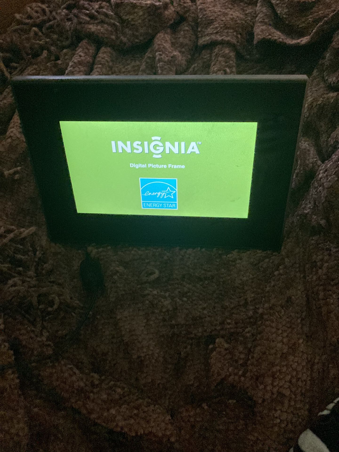 Insignia NS-DPF0712G, with a 7-inch widescreen LCD digital photo frame.