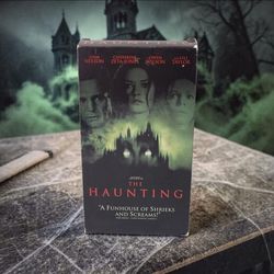 The Haunting(VHS, 1999) Liam Neeson Owen Wilson Catherine Zeta-Jones Horror Film Very Good Condition. This image shows a vintage VHS tape copy of the 