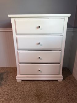 Clean White 4-Drawer Tall Dresser / Chest of Drawers