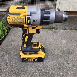 Dewalt hammer drill dcd996 Like New With 5.0ah Battery