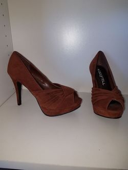 Size 8 brand new brown suade heels