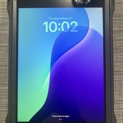 Apple iPad 7th Generation 10.2” 32GB Unlocked Like New With Great Case And Keyboard!