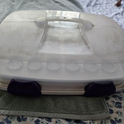 Cupcake/cake carrier.