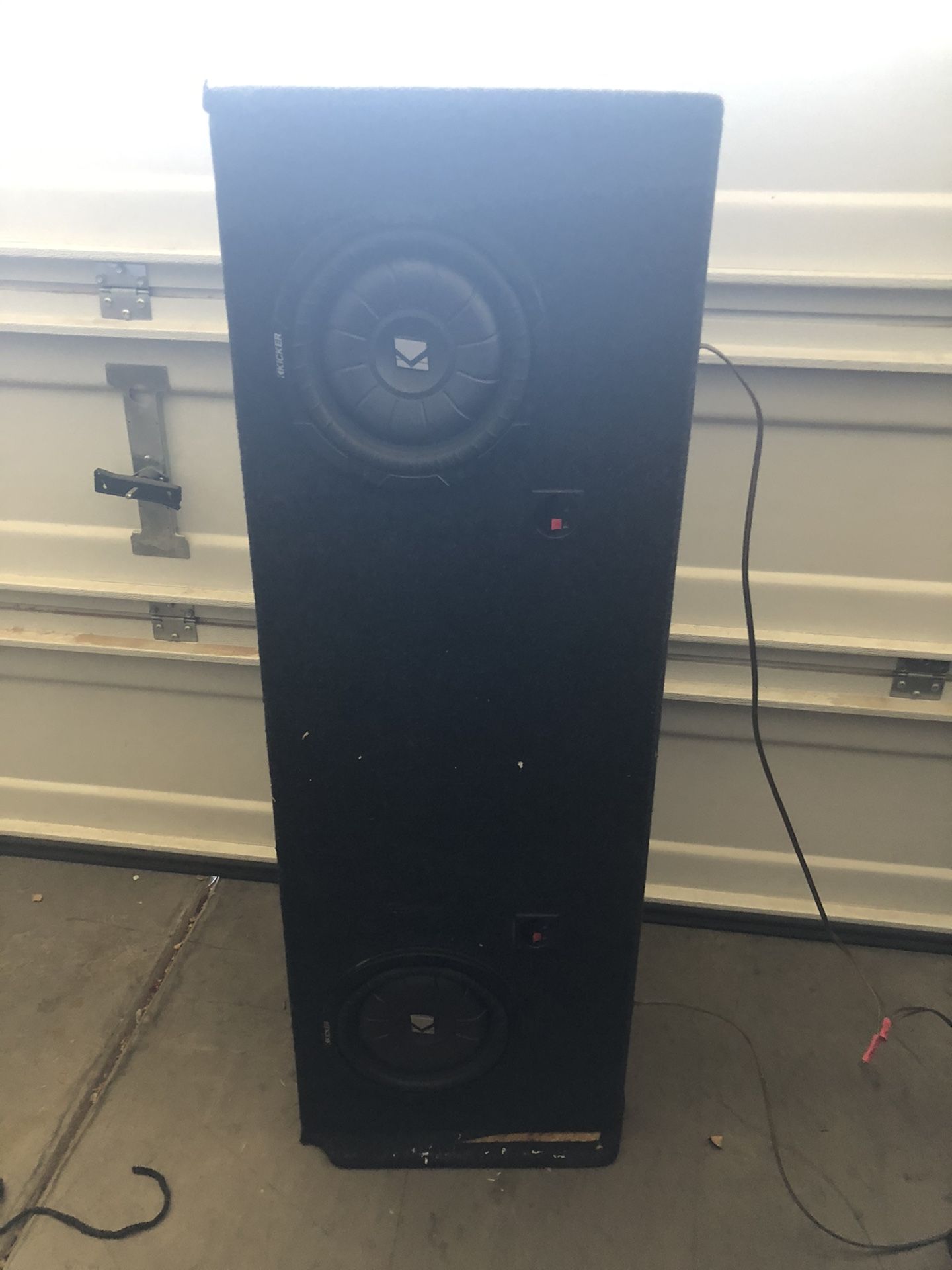 Speaker box with 2 subwoofers