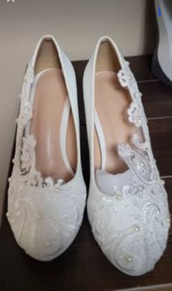 Lace bridal shoes