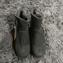 New Women’s Black Sued Bearpaw Wedge Boots Size 9 New