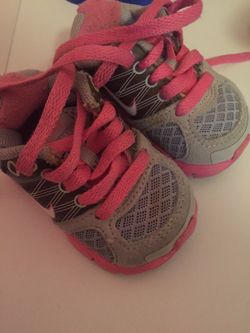 Baby girl nikes size 2C $10