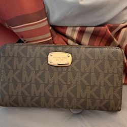 Michael Kors Wallet!!