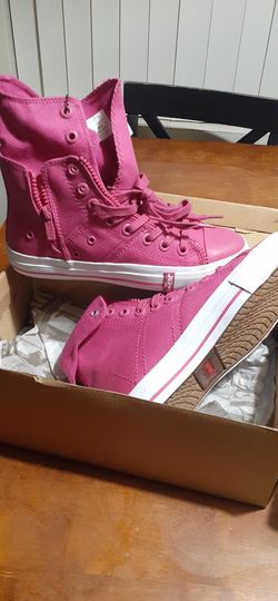 New pink Levi's shoes size 7.5