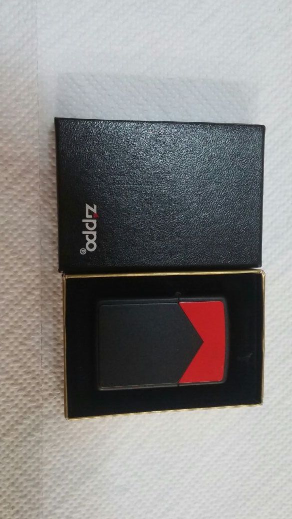 Zippo Marlboro Red Roof Red Top 1990's Black Matte Lighter