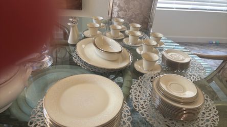 Lenox dinnerware serving for 8