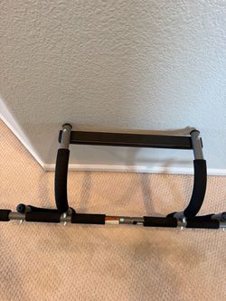Pull up bar over door hinge