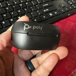 🔥 Poly Voyager Free 60+ Wireless Earbuds – Barely Used, Big Savings 🔥