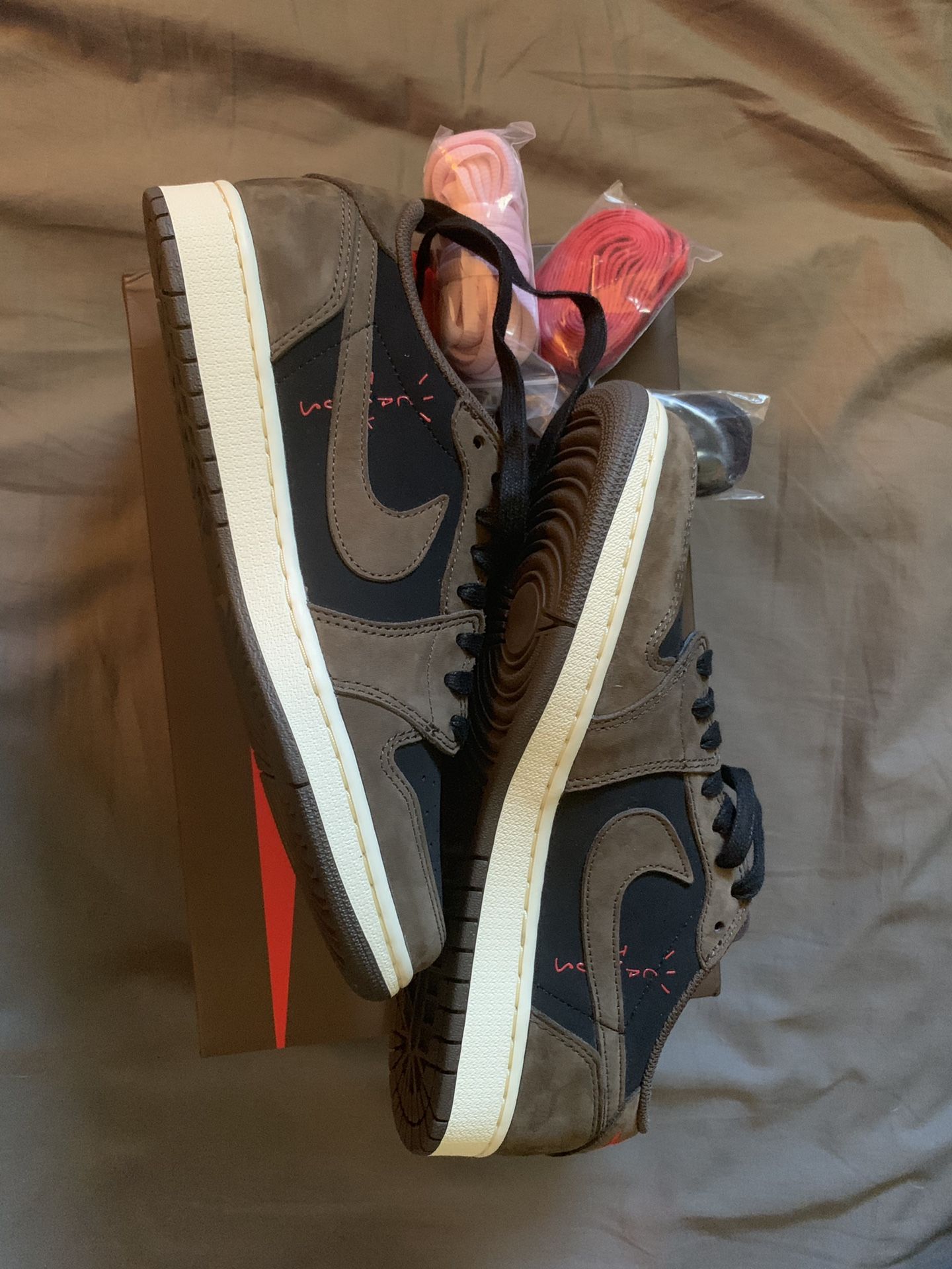 Travis Scott Jordan 1 Low / Size 9.5