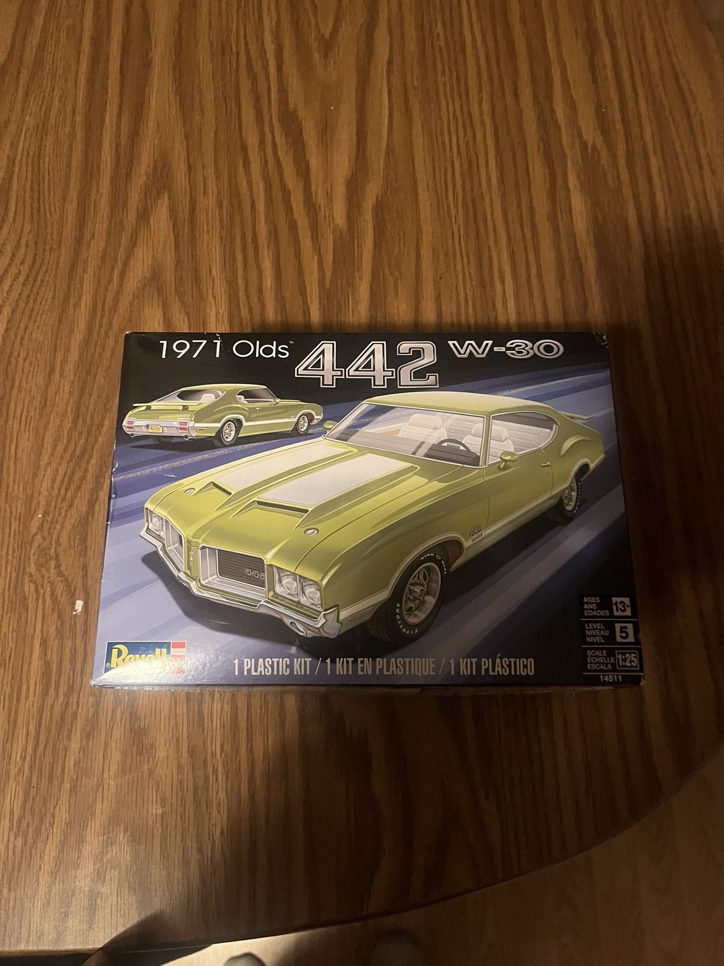 Revell 1/25 1971 Olds 442 W-30 Model Kit Open Complete