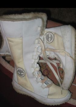 Womens Older White Snow Boots 6.5. They Lace Up 6 1/2