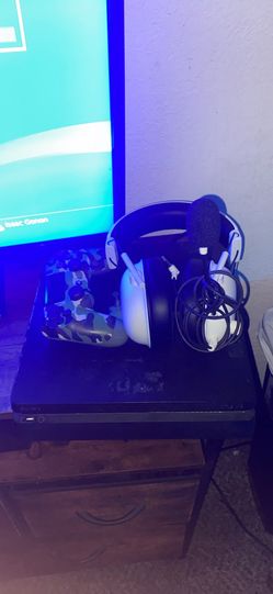 PS4 Slim (1TB Storage)
