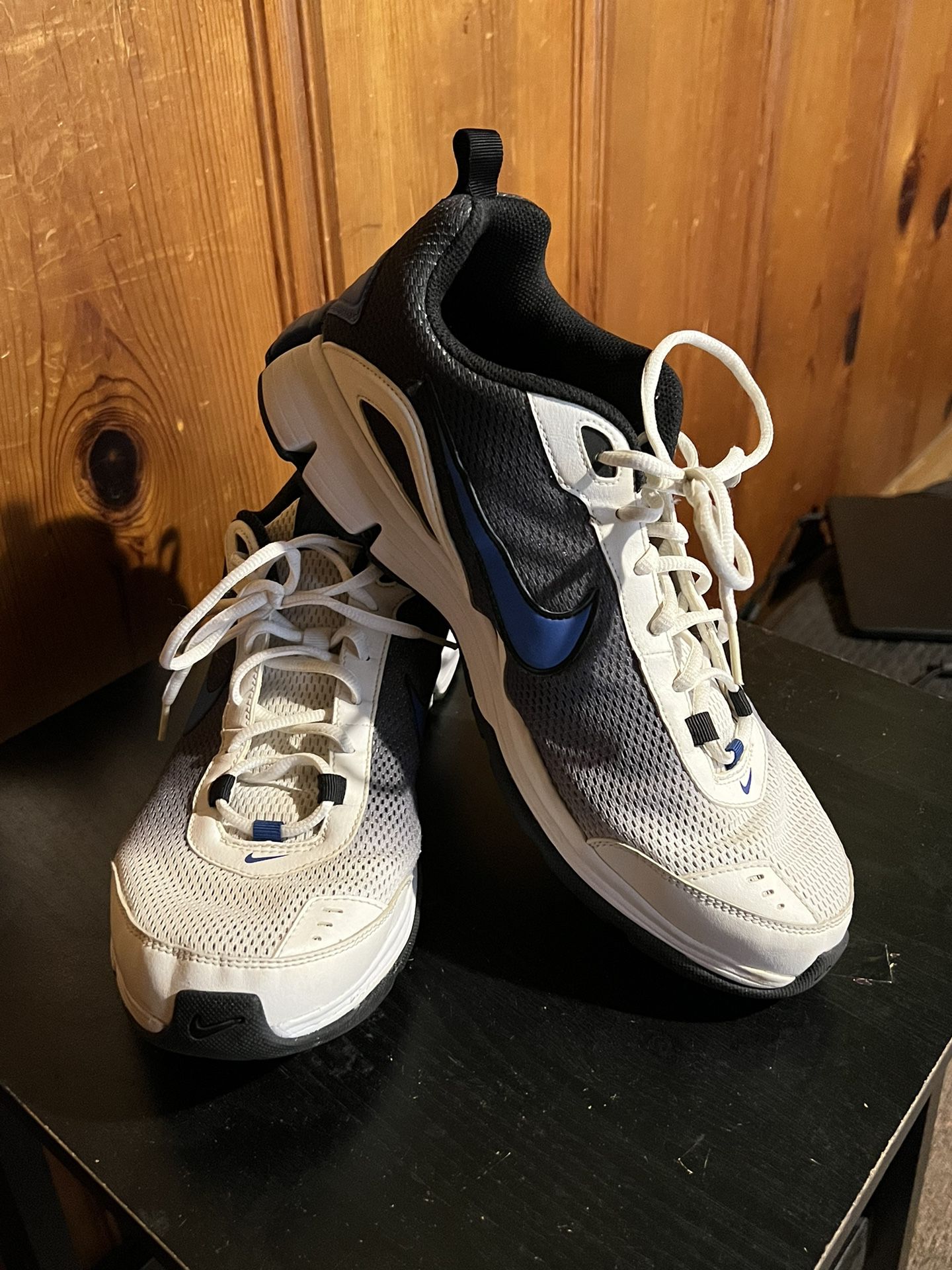 Nike brand men's tennis shoes size 11