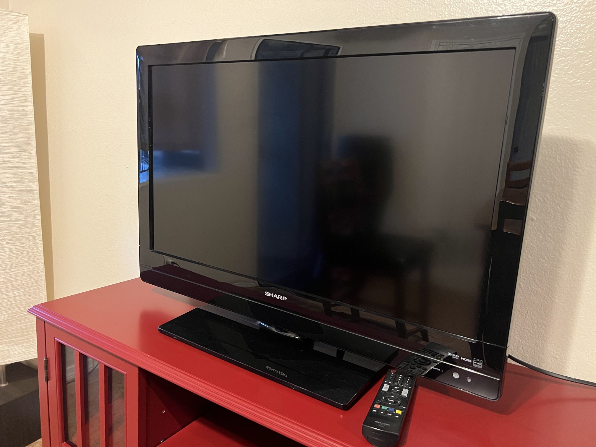 Sharp LC-32SV29U TV and Remote
