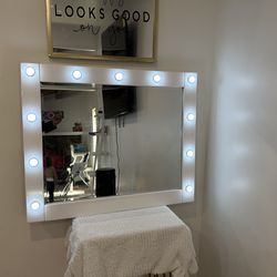 Vanity mirror with lights•$55