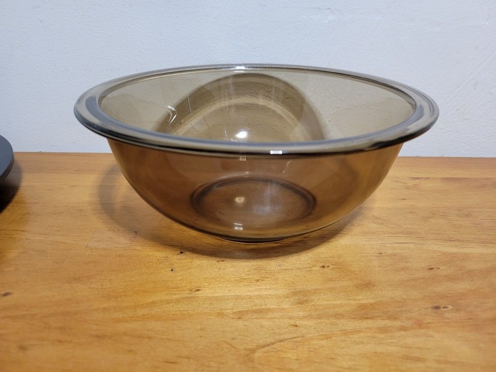 Vtg. Round Amber Glalss Pyrex 1.5LITERS Good condition See pictures