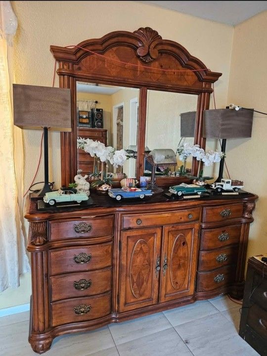 Peinador y Cajonera alta, de pura madera, $600 por los 2 piezas