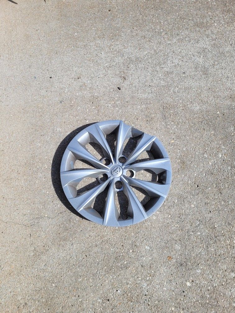 Toyota Camry Hubcap