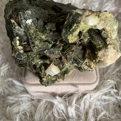 Unique Mineral Specimen Natural raw green tourmaline 