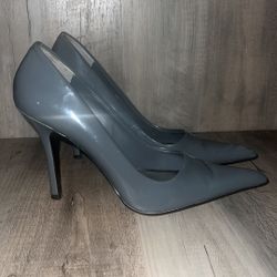Aldo pointy toe gray heels size 38. Has scuffs/scratches see pics 