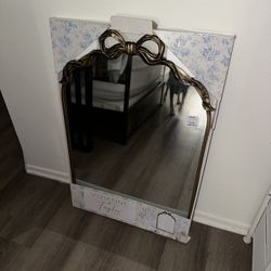 Viral Bow Mirror 