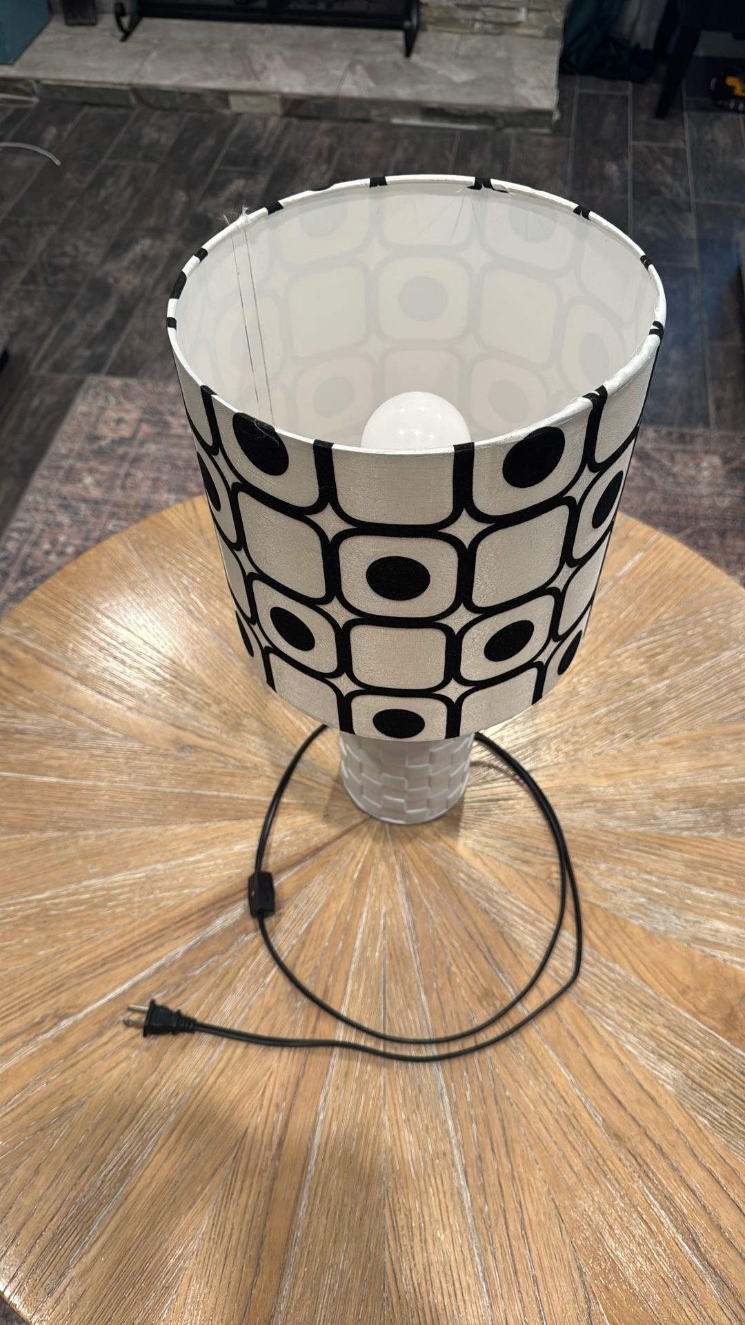 Black And White Lamp Gives Great Light 