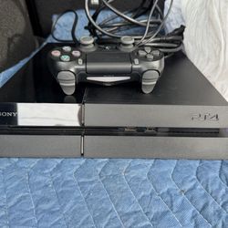 PlayStation 4 Console PS4 En Excellent Condition Plus A Controller And All Cables 