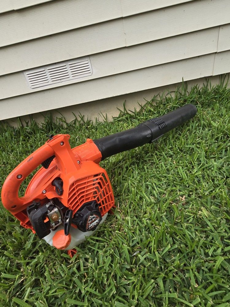 ECHO
Pb-2520 Gas 2-Stroke Handheld Leaf Blower