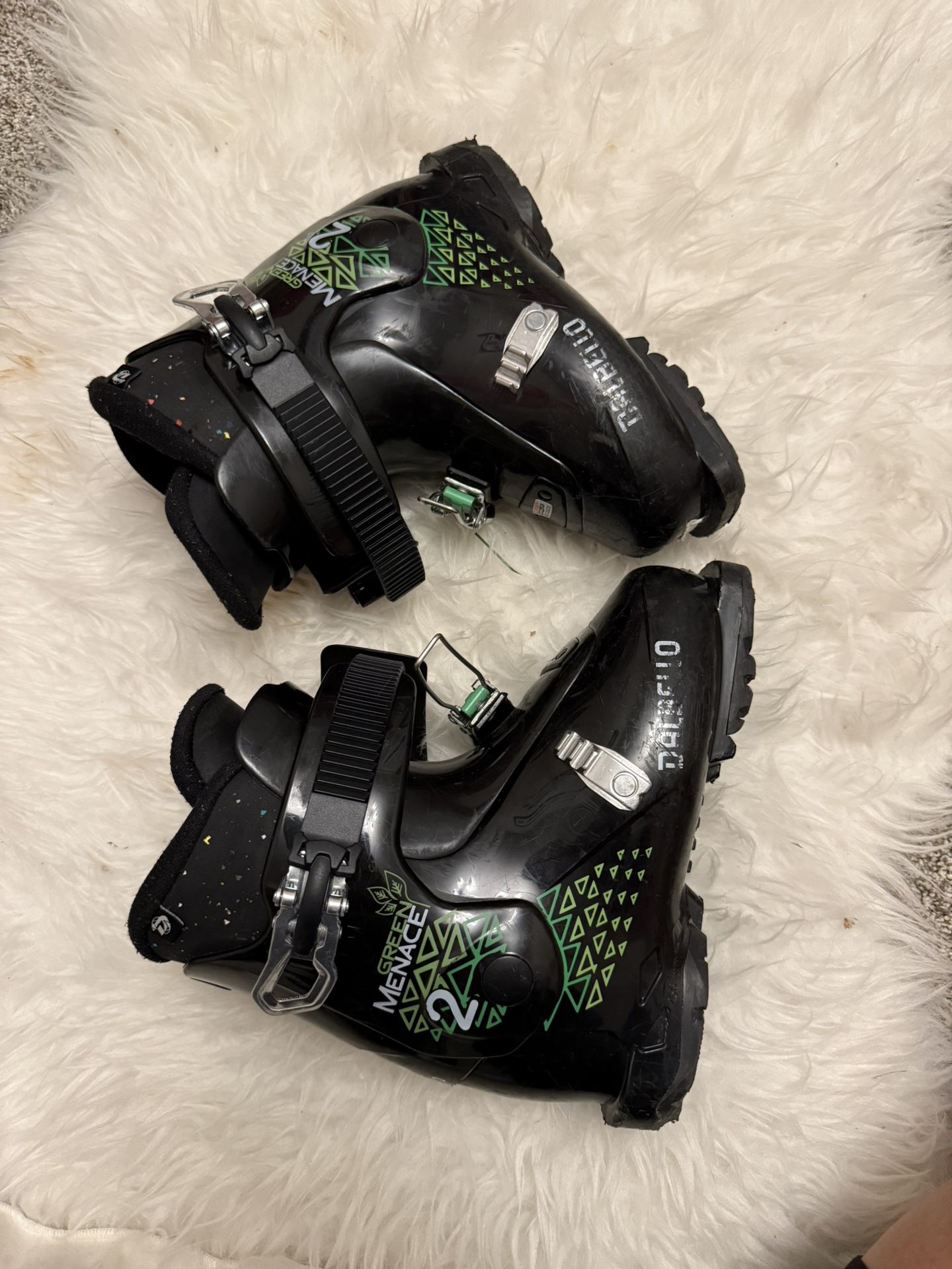 Ski boot 21.5 mondo ( Dalbello Kids Green Menace 2.0 GripWalk Junior Ski Boots 2023/2024 model)