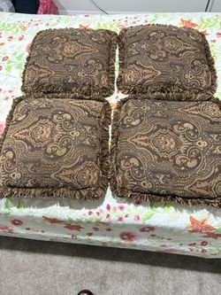 2  Decorations Pillows  (2 Sold)