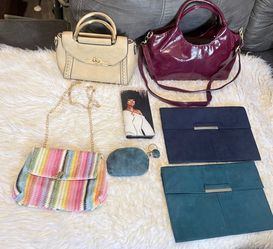 Se vende carteras de mujer y monederos en perfecto estado todas por $18 son todas las Que están en las fotos