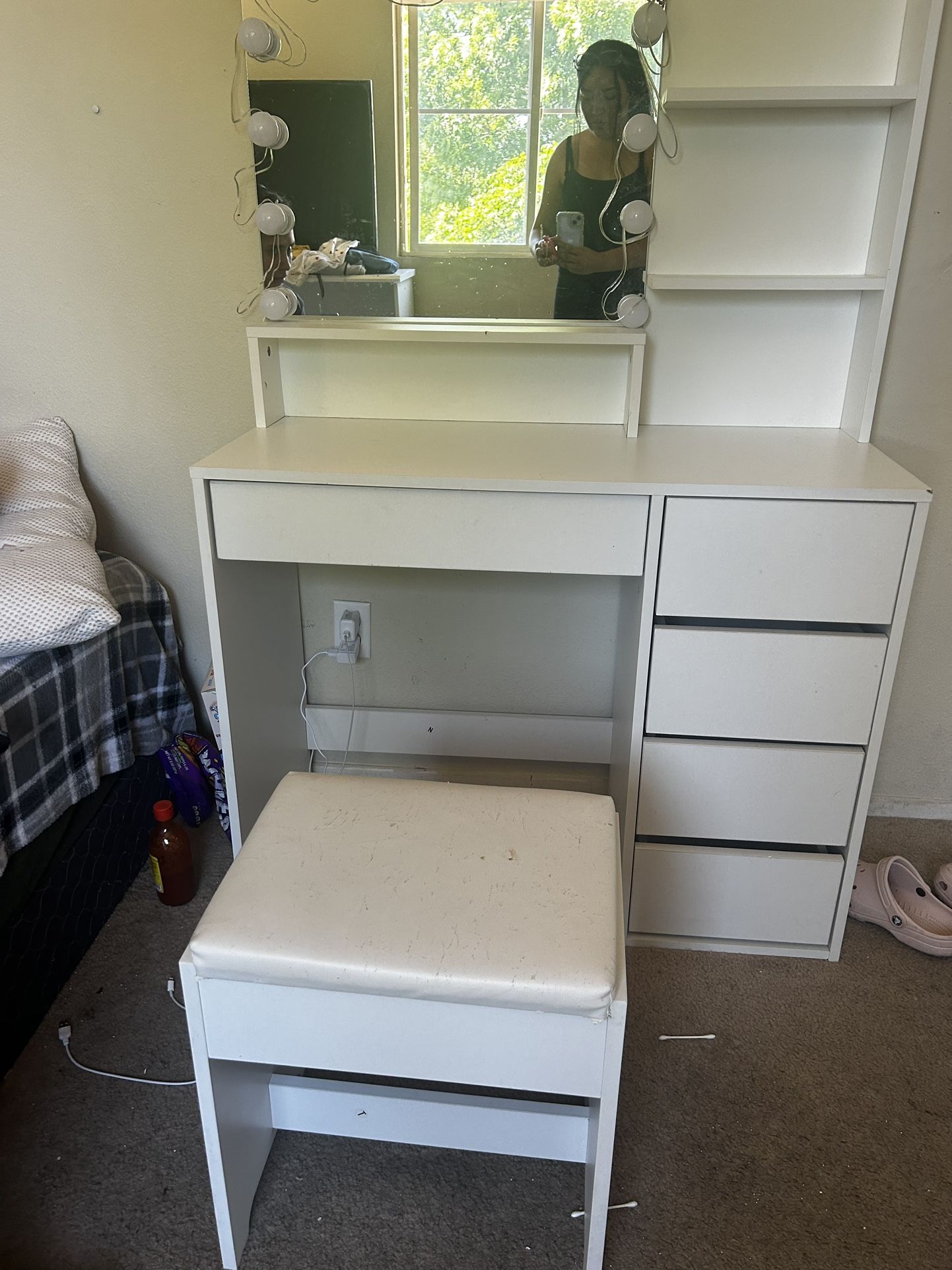 White Vanity : Semi New 