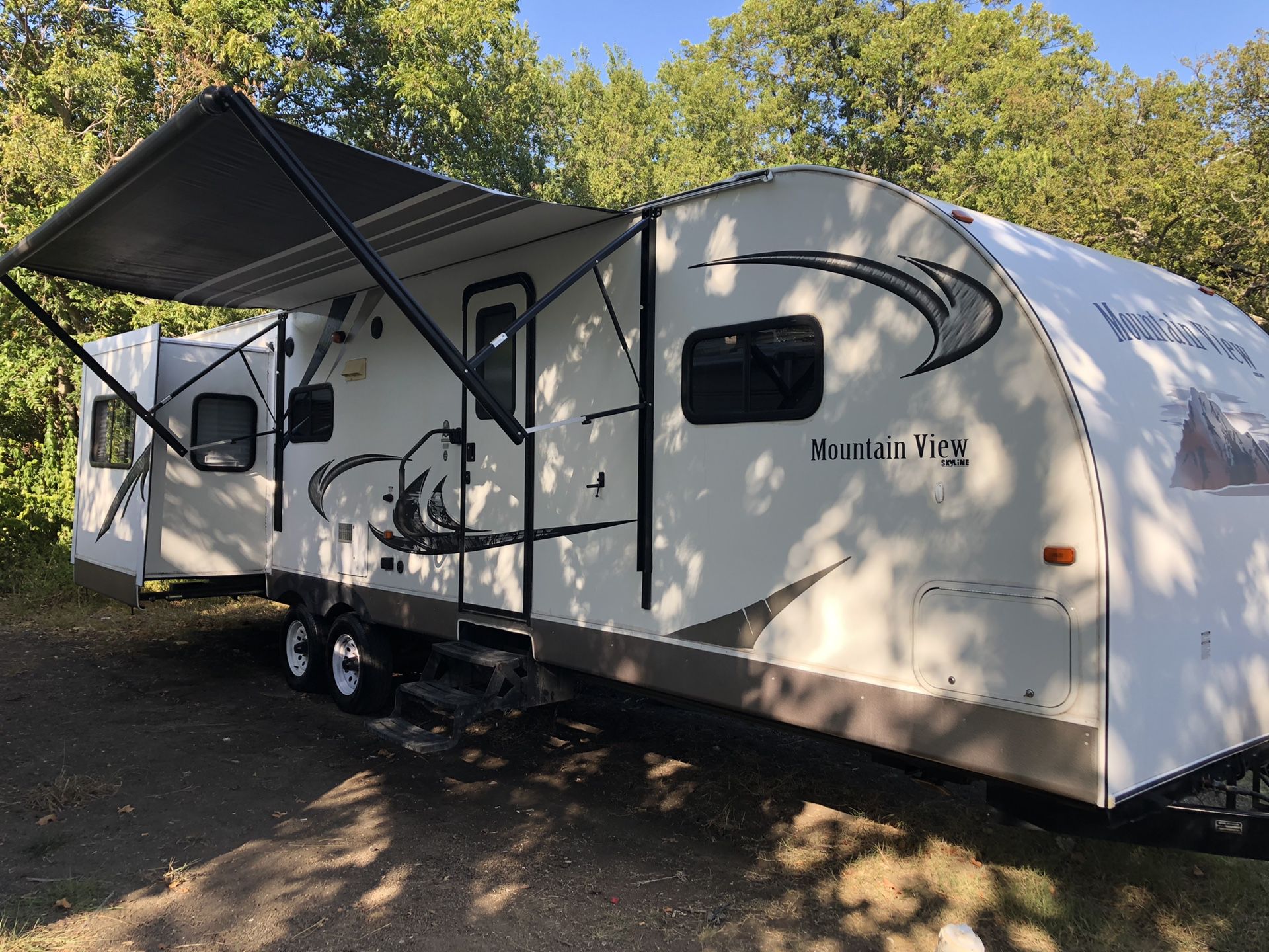 2012 Mountain View 2 slide out 34feet bumper bull travel trailer Fully self contained sleeps 6 AC in heat Fridge raider Stove Stand up shower Powe